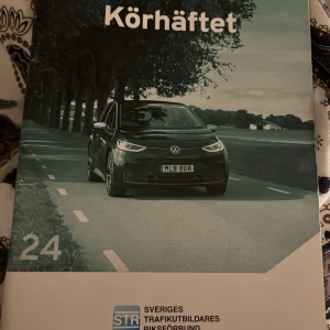 Körhäfte - Ett körhäfte jag använde för att plugga till uppkörning vilket resulterade i att jag klara på första försöket. Innehåller 108 sidor och är väldigt användbar. Skriv vid frågor och intresse ❤️