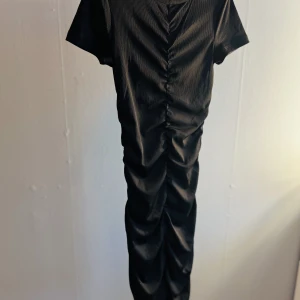 Klänning H&M - Superfin klänning i draperad stil. Knappt använd