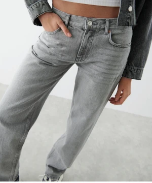 Low waist grå jeans  - Säljer mina jättefina grå straight low waist jeans från Gina Tricot då de tyvärr inte passar mig. Jättefint skick! 