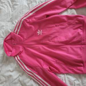 Superdrömmig Adidas jacka i rosa. Sitter perfekt och är i sportig stil. 