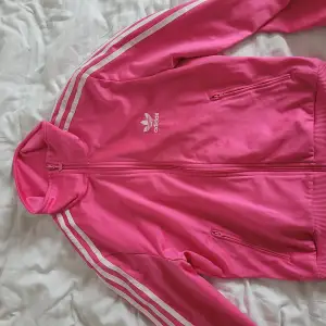 Superdrömmig Adidas jacka i rosa. Sitter perfekt och är i sportig stil. 