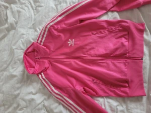 Adidas jacka  - Superdrömmig Adidas jacka i rosa. Sitter perfekt och är i sportig stil. 
