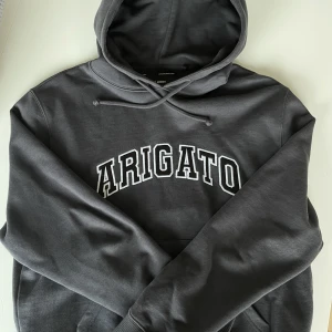 Snyggaste huvtröjan - Snyggaste huvtröjan från ARIGATO 🌟 Super bra skick, köptes för 1600kr. Det är dam modell men passar även herr