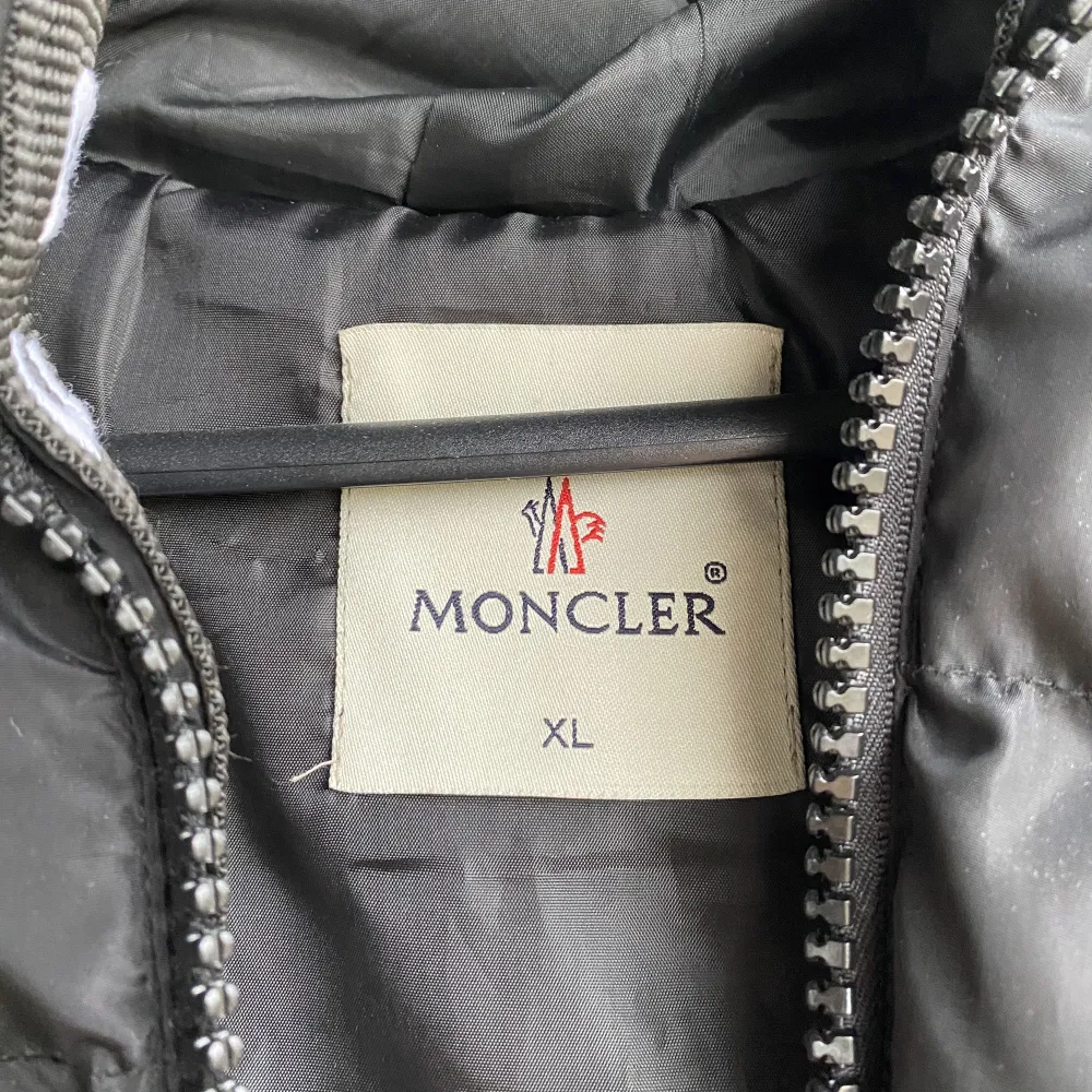 Hej,  Det går bra att skicka :)  Säljer en Moncler dunjacka i strl XL - Helt ny. 999 kr. Jackor.