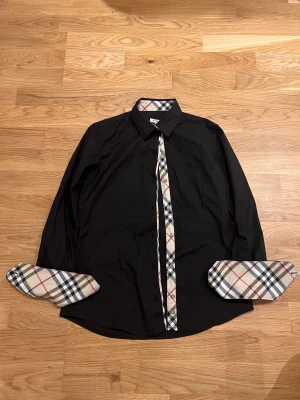 Burberry skjorta - Riktigt fet burberry skjorta som knappt använts och är i toppen skick. Kom dm för fler bilder