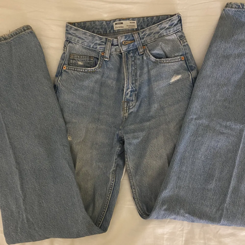Snygga straight jeans med hål! Knappt använda och inga defekter . Jeans & Byxor.