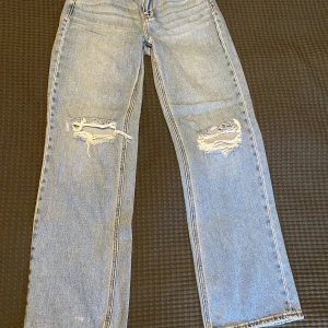 Vero Moda jeans storlek 26/30 - Ljusblå jeans från Vero Moda, knappt använda. Säljer pågrund av att dom inte kommer till användning 