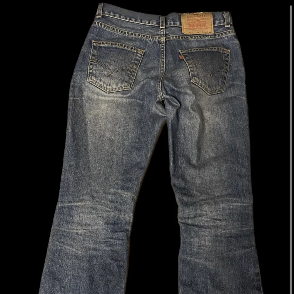 Jätte snygga low waist bootcut Levis jeans. Bra skick säljer då jag har många jeans. Storlek W25 L32. Pris: 400+frakt. Hör av er vid funderingar!💕. Jeans & Byxor.