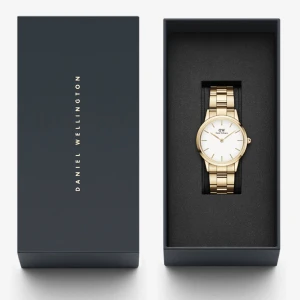Daniel Wellington  - Daniel Wellington klocka i Guld, size 28mm. Klockan är i fint skick, box och tillbehör medföljer. Kontakta för fler bilder samt funderingar. Nypris: 1800kr