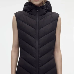 Zara väst - Säljer min zara väst i storlek S för att jag inte längre använder den, jättefin och skön som passar till allt💗