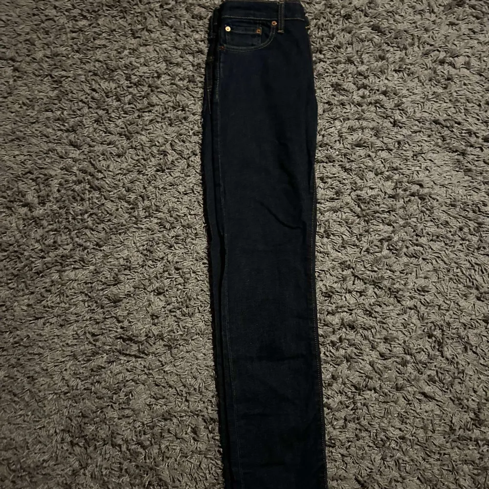 Säljer domma jeansen på grund av storlek, skick 8/10. Jeans & Byxor.