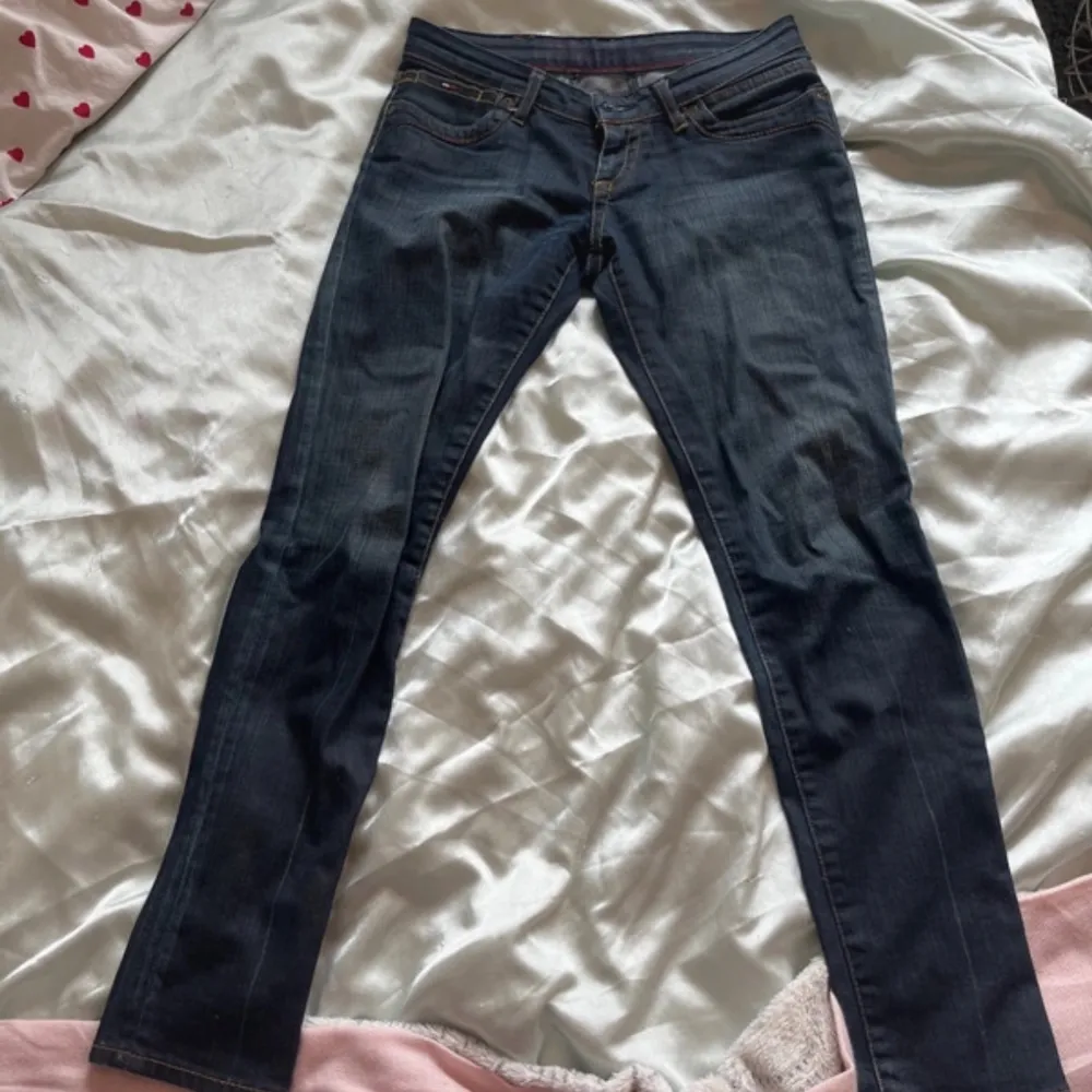 lågmidjade vintage hilfiger jeans som tyvärr är för små för mig, köpta på sellpy men i fint skick🩷❗️ har inga egna bilder så de är för små❗️. Farkut & Housut.