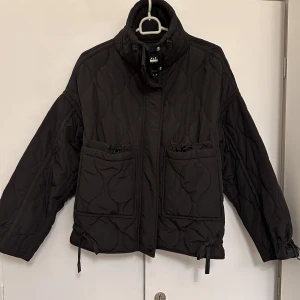 Zara jacka  - Säljer min trendiga jacka ifrån zara! Helt slutsålt men säljer då den inte kommer till så mycket användning längre. Andvänd få gånger och inga slitage och den är vindtålig. Säljer vid bra prisförslag!💗 Nypris 800kr 