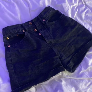 Svarta Jeans Shorts - Säljer dessa jättesnygga jeansshortsen pga att dom har blivit för små. Har knappast använt dem och de är i bra skick 💕 Dom är i storlek Xs men hade även passat på någon med storlek S.  Ord. pris 200kr. 