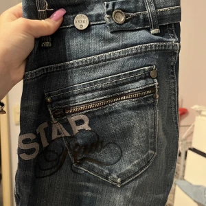 G star jeans  - Ett par snygga lågmidjade G star jeans som inte säljs mer, dom är i storlek 27 så skulle säga Xs till S kan ha dom, slits längst ner💗