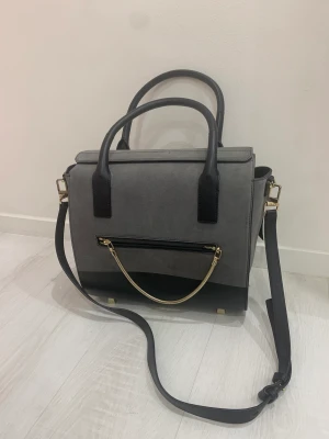 Alexander wang väska - Denna väska är typ helt ny den har suttit i vinden i ett tagg utan att användas. Kostar 9 900 igentligen men jag säljer den för 2000. Den är använd ett antal gånger och är i super bra skick, vid minsta intresse hr av dig. Priset kan diskuteras🫶🏼