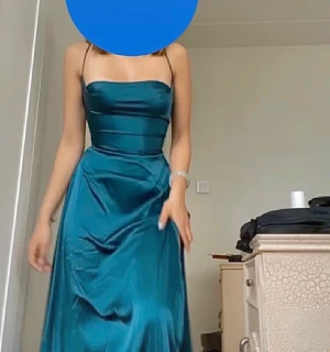 Satin balklänning  - Jätte bra och fint. Dm mig om du har några frågor 💕