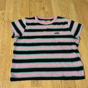 Vans T-Shirt - Vans T-shirt. Säljer då den ej används mer. Den är i medium men tröjan är väldigt liten i storleken och skulle mer klassa det som en xs/s.  Den är välanvänd men inte sliten 