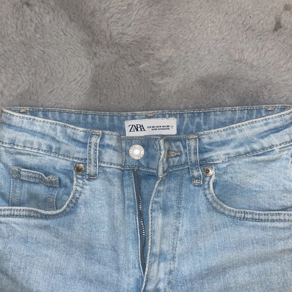 Jättefina ljusblåa jeans från zara som sitter jätte jätte fint på. Säljer pga det inte kom till andvändninh för mig därför är dom inte så använda❣️dom passar 34 också. Jeans & Byxor.