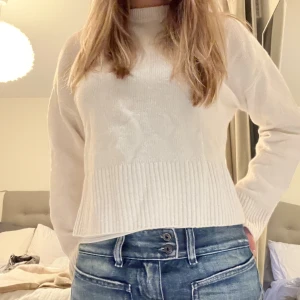 Other stories stickad - Vit trendig stickad från other stories som inte kommer till användning, storlek Xs🤍 köp för 300kr, inga defekter!