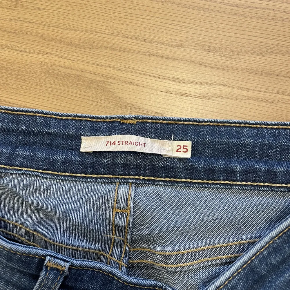 Lågmidjade raka jeans från levis, sitter jättesnyggt men kommer tyvärr inte till användning av mig🩷. Jeans & Byxor.