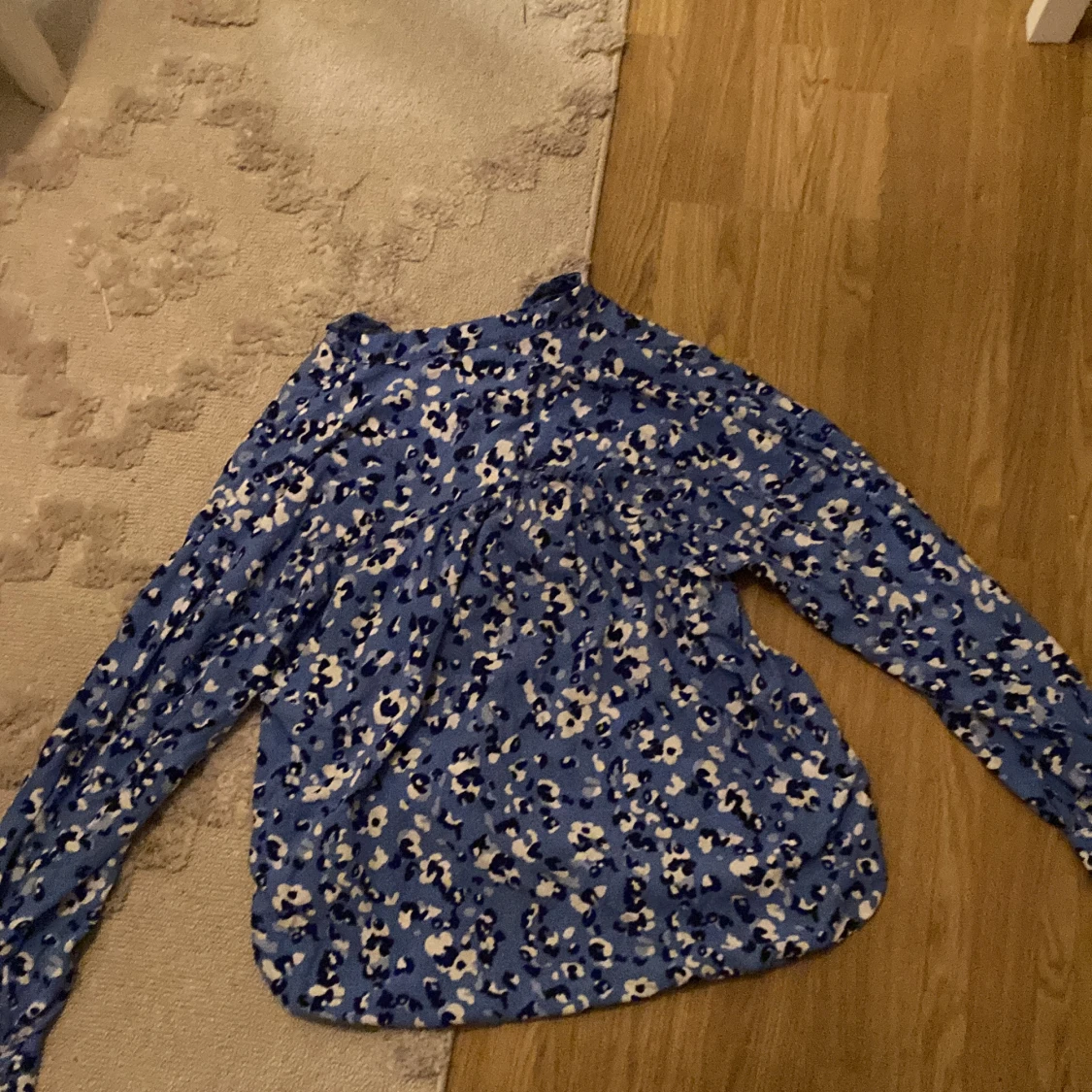 Säljer denna blus för den passar inte längre - 90