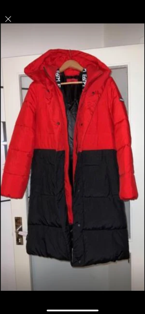 HUGO BOSS jacka  - Äkta Hugo Boss i nyskick.  Längre jacka med många detaljer.  Svart och röd. 