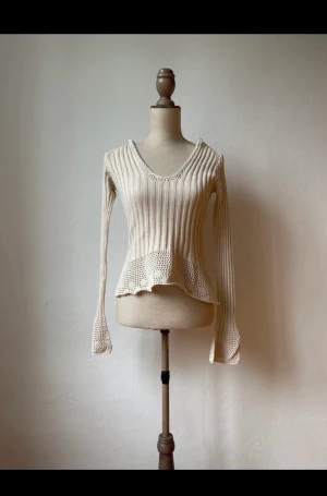 Fin stickad tröja  - Riktigt snygg stickad kofta med luva, märket är zara men är köpt på humana och tror det är en gammal modell, riktigt snygg och i perfekt skick 