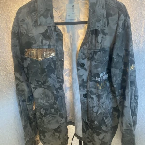 Skjorta  - Skjorta i lite tjockare material, därför brukade jag använde den som en kofta. Storlek 170 från barnavdelningen men passar ändå mig som är vuxen och bär S 