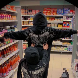 Zip up hoodie - Zip up hoodie från Forged i stl XL ( passa rally från S-XL beroende på hur man vill att den ska sitta). Den är knappt använd och i jätte bra skick.