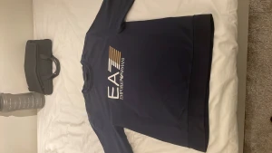 Ea7 Långärmad Tröja - Säljer en Långärmad Mörkblå Armani tröja 