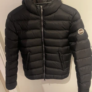 Colmar jacka - Jättefin colmar jacka, inga defekter eller hål på den. Storlek 40 passar dom som har storlek S. Säljer ändats för 2500. Kontakta mig för fler bilder.
