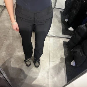 8848 alatitude  - Hej! Säljer mina skidbyxor från 8848 då jag endast använder mina andra par. Superfina i nyskick, köpte för 2000kr och är använda 1/2 säsong bara. Jag brukar ha strl 36/38 men dessa är i strl 40 och sitter bra på mig. Jag är 172 lång som preferens ☺️ 