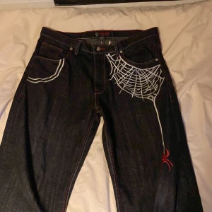 Y2K red ape baggy jeans - Sjuka baggy y2k jeans från brandet red ape. Alla detaljer är stitchade och jeansen har en riktigt nice wash. W 36 och 25cm benöppning benen är 115 cm långa och stackar riktigt bra på mig som är 185. Litet hål nere vid ena hälen men är säkert enkelt att sy
