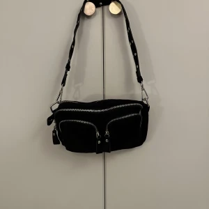 Väska från Gina - Säljer en svart mindre väska från Gina, finns inte längre i butik. 