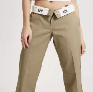 Kostymbyxor från Dickies - Jättesnygga kostymbyxor från dickies i nyskick! Använda en gång, storlek W24💓 Nypris 749💓