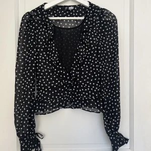 Topp från H&M  - Topp från H&M i strl 32. Helt oanvänd och är därför i jättefint skick.