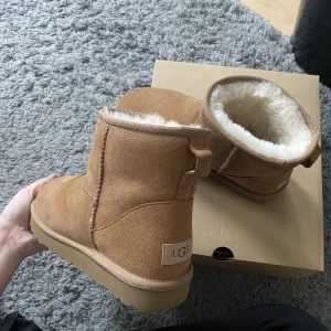 oanvända uggs - Säljer mina helt oanvända uggs då de är för stora på mig och det är försent att lämna tillbaka dom! Jättefin färg och supermjuka inuti 🧸