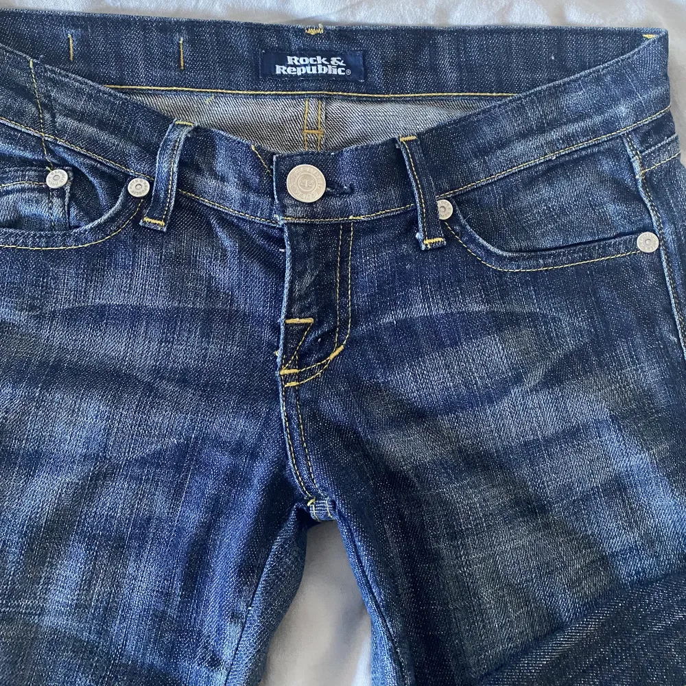 Säljer dessa snygga lågmidjade jeans då de tyvärr blivit för små för mig. Har bilder hur de sitter på så det är bara att kontakta!☺️ midjemått 85cm runt och innerbenslängd 90cm. Jeans & Byxor.