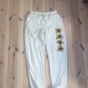 Mjukis byxor  - Mjukis byxorna har några gräs och jord fläckar som inte går bort i tvätten men jag tycker inte att det syns jätte mycket när man använder dom. Som säljs för att dom är försmå. Skriv för fler bilder💕