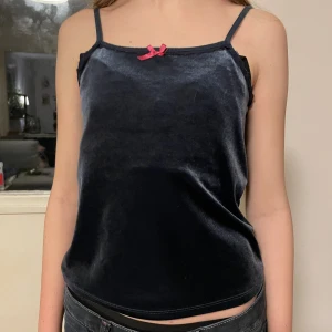 linne med spetts - grå/mainblått linne i sammet med spetts och rosa rosett 🎀 är igentligen pjamas linne men men