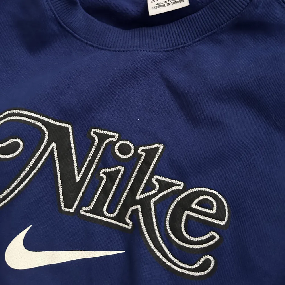 Extremt snygg Nike tröja med vintage tryck. Använd 2 gånger, köpt för 800. Storleken är xs men passar s då den sitter relaxed. Skicket är 10/10. Mitt pris 300. Tröjor & Koftor.