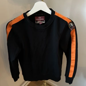 Parajumpers sweatshirt - Säljer då den är för liten, bra skick. Enda är att etiketten har märkning samt namn.