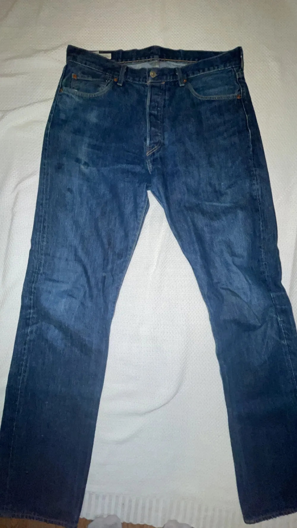 Levis Jeans Mörkblå  Bra skick (Bortsett från snusmärke för kungar)  Storlek finns i bild . Jeans & Byxor.