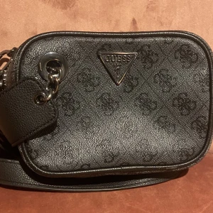 Guess väska  - En ” liten ” guess väska som inte längre kommer till användning. Den har använt ett bra tag så säljer den för lite billigare pris! Köpte för 700kr ( med rea ) från Zalando.