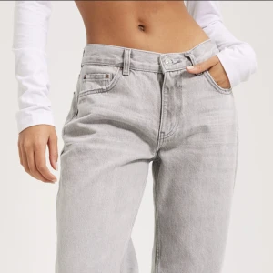 Lågmidjade jeans  -  Säljer mina låg midja det är jeans från mango du är de inte kommit till användning. Storleken är 38 men känns mer som en 34/36. Skriv för frågor mm.❤️