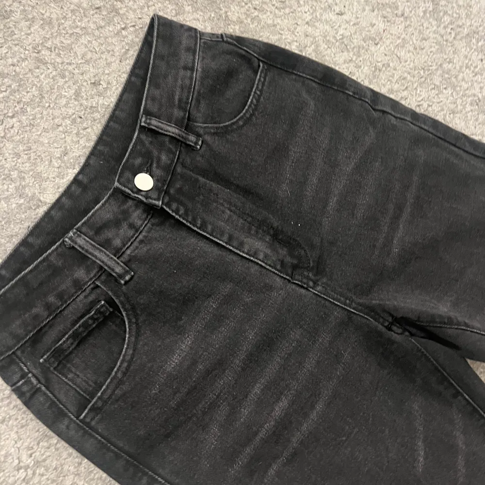 Jeans som är lite för stora för mig, storlek S/M skulle jag säga. Vanliga svarta fina jeans 💕. Jeans & Byxor.