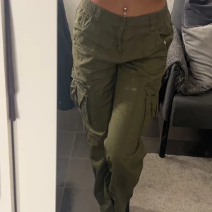 Cargo byxor - Fina cargos byxor, använt 1 gång och dem är super fina men inte min stil. Storlek S 💗