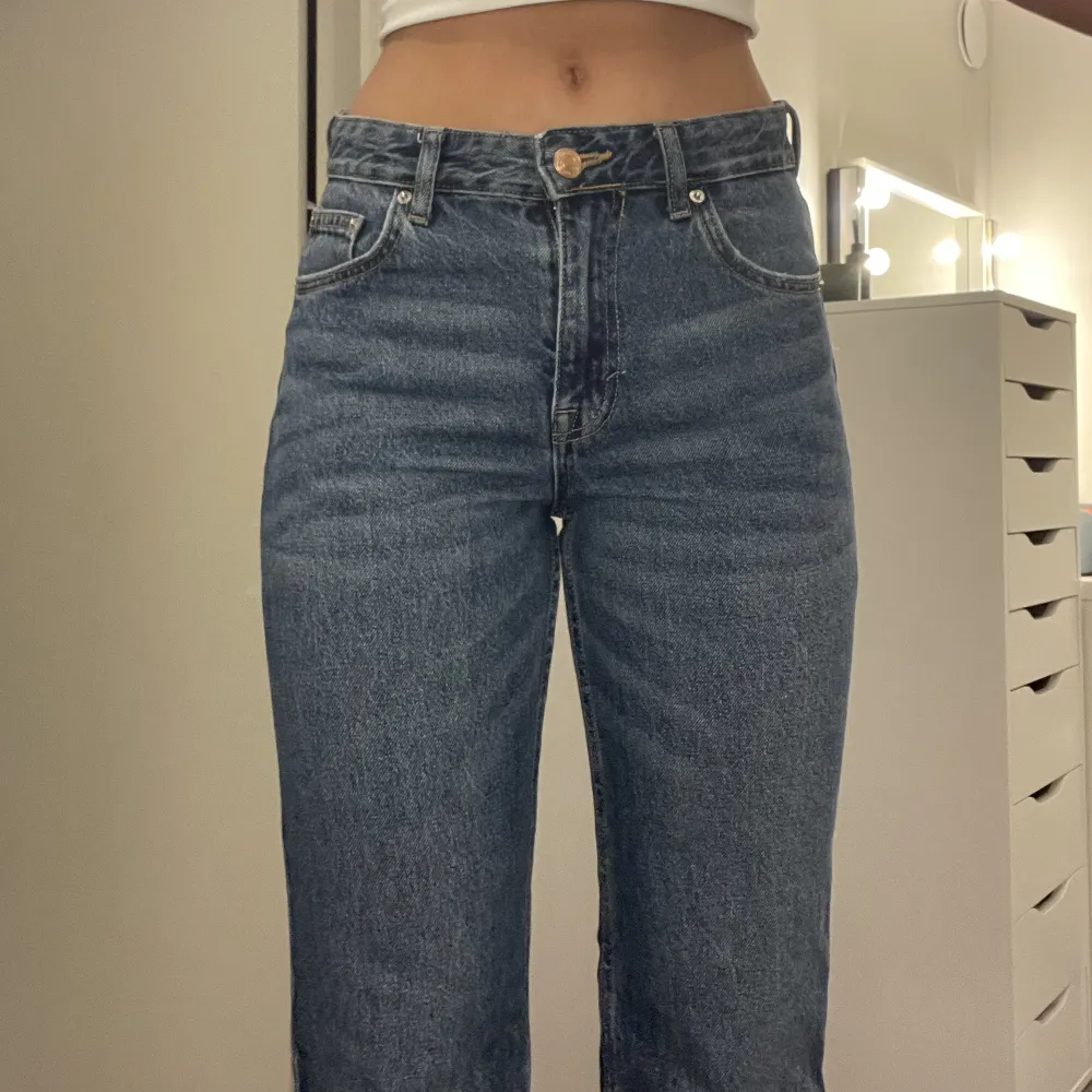 Jeans från pull&bear🥰 strl 36 MEN röjer ut sig. Sitter perfekt på mig som är en 36 men blir större under dagen🥰🥰 använda fåtal gånger. Jeans & Byxor.