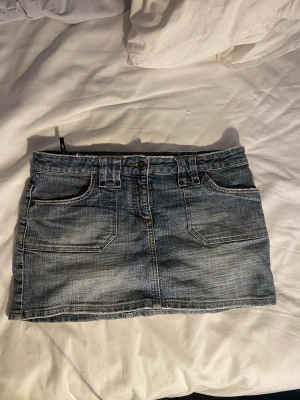 Jeanskjol  - En super snygg jeanskjol med design på bakfickorna!! Säljer då den inte riktigt passade mig. Den är i toppenskick! Skriv privat för mått💕💕 Köpta secondhand för 150kr